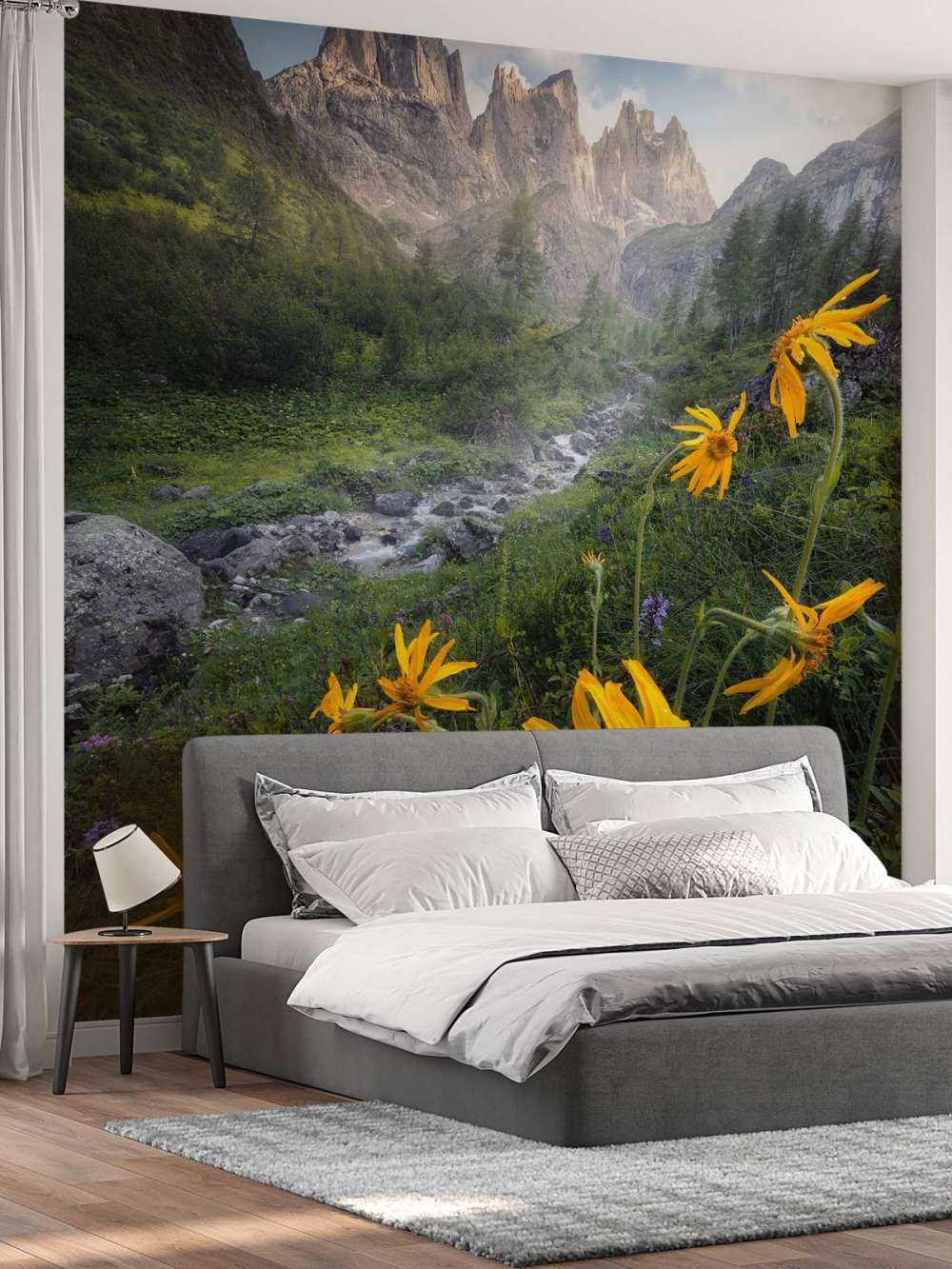 Gele Alpenbloemen in Bergvallei