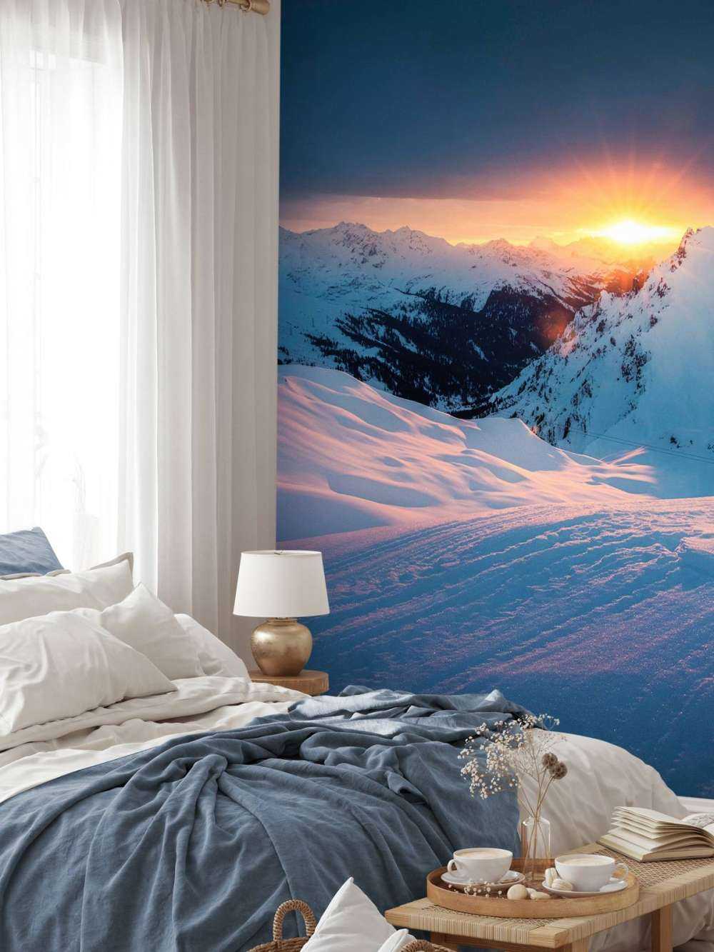 Ondergaande zon boven besneeuwde alpentoppen