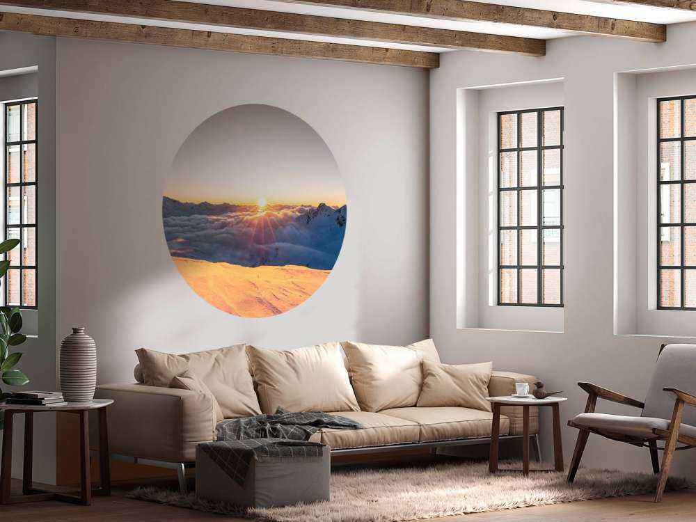 Zonlicht boven wolkendek in bergen