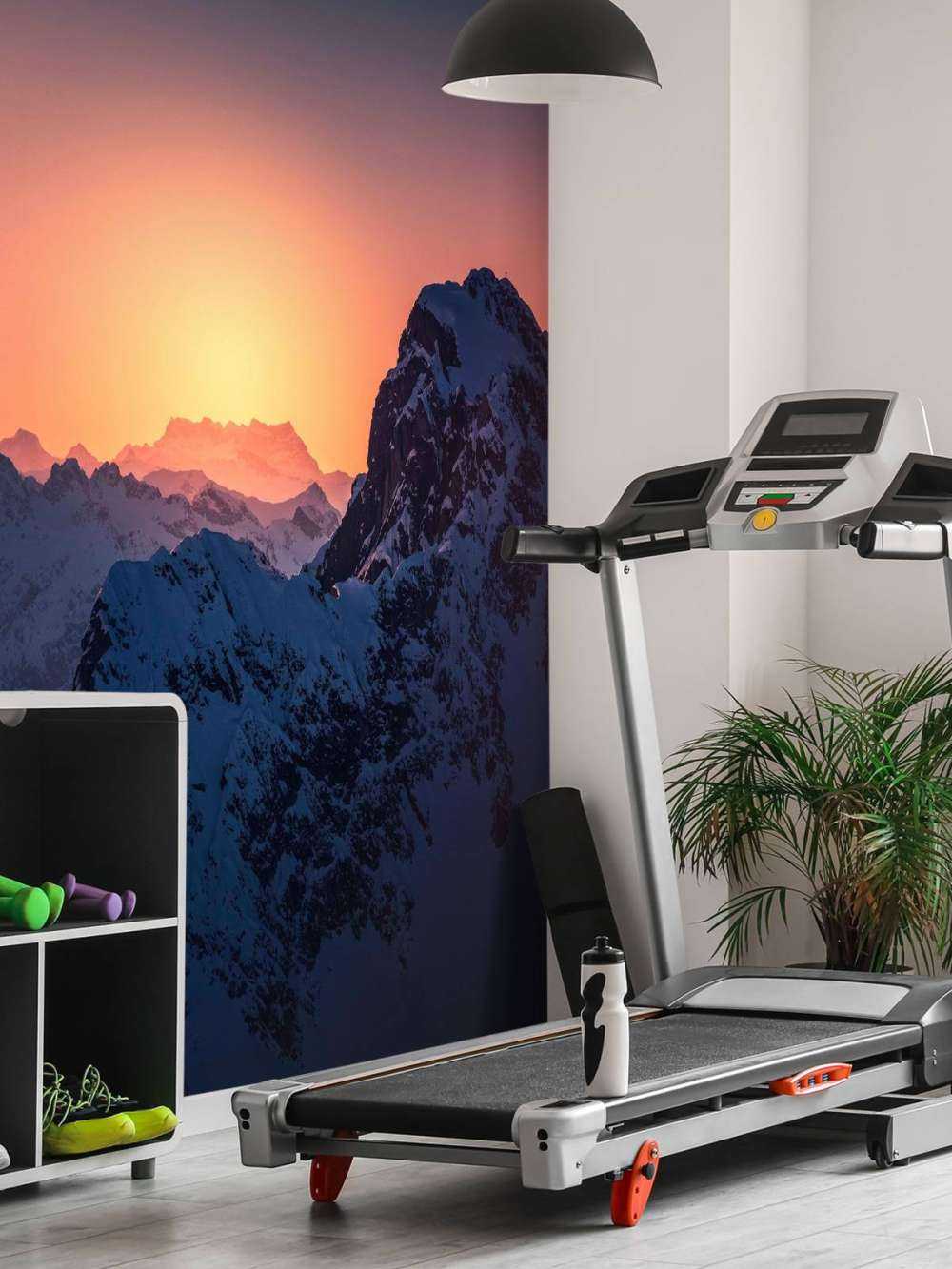 Besneeuwde bergtop bij vurige zonsopkomst