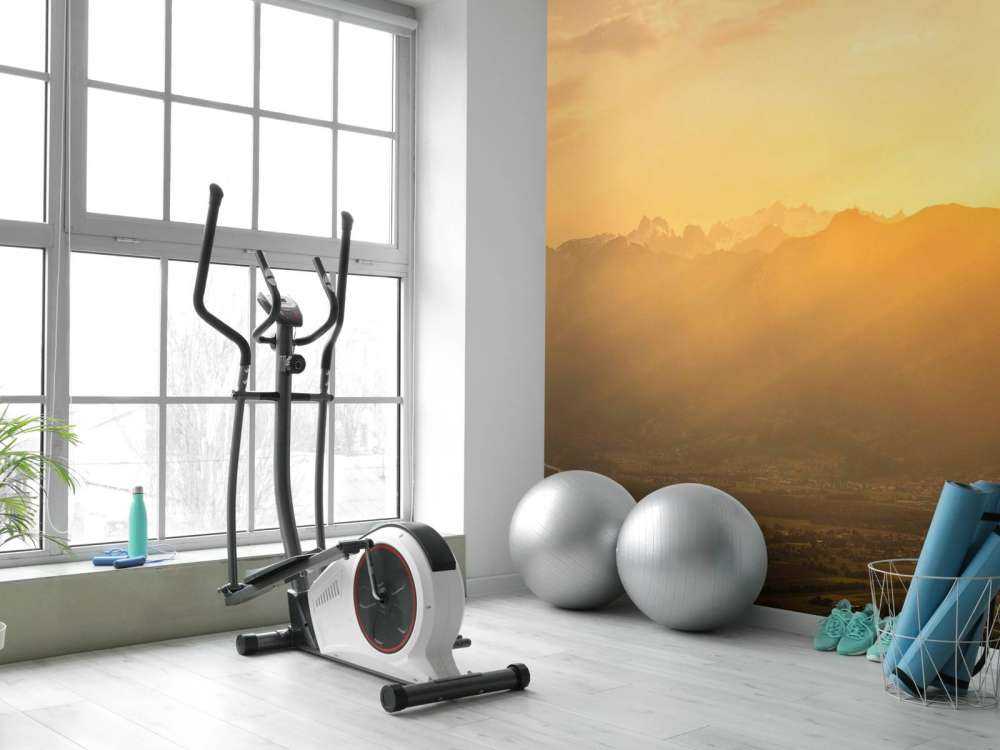 Gouden zonlicht over bergvallei