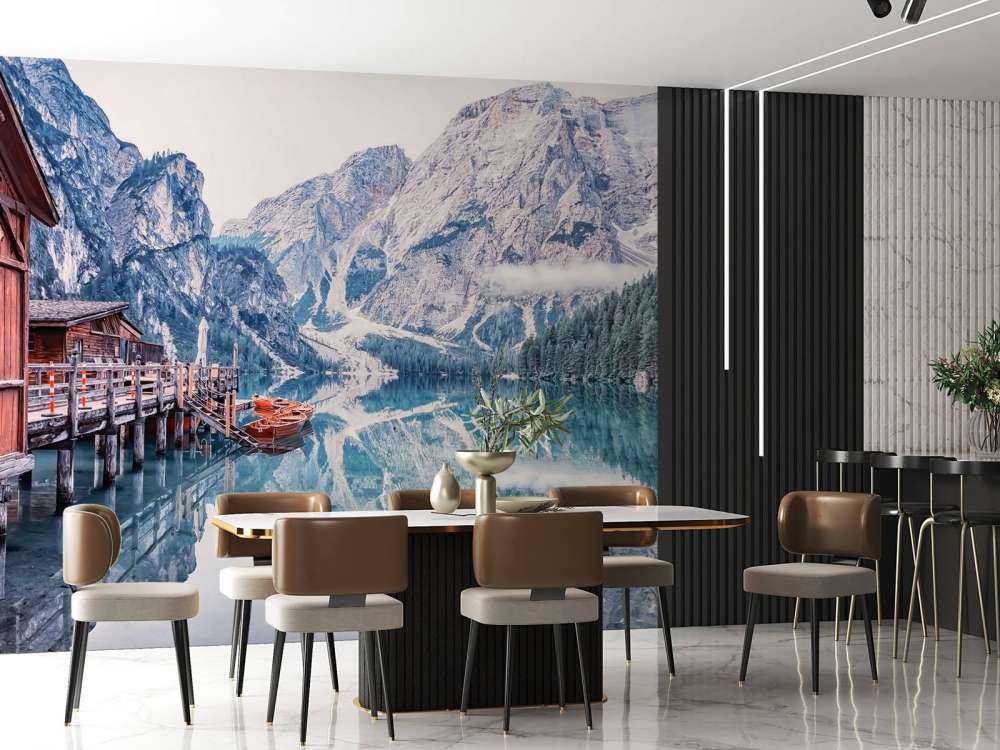 Bergmeer bij houten steiger