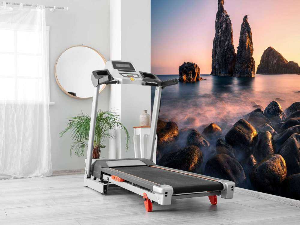 Avondlicht aan rotsige kustlijn