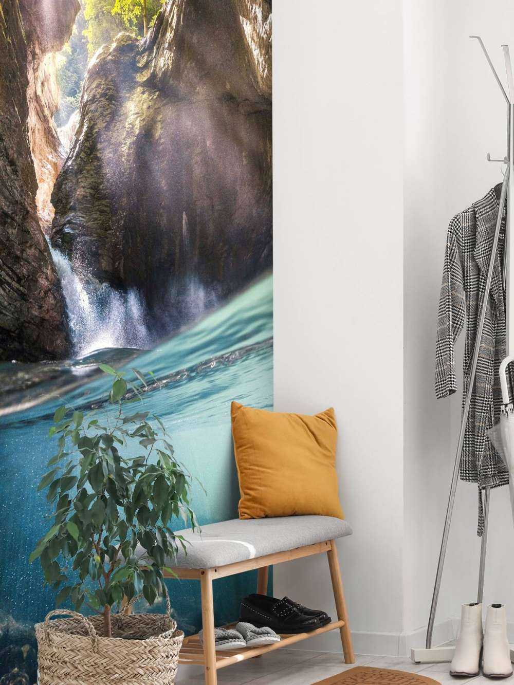 Zonlicht in bergkloof met waterval