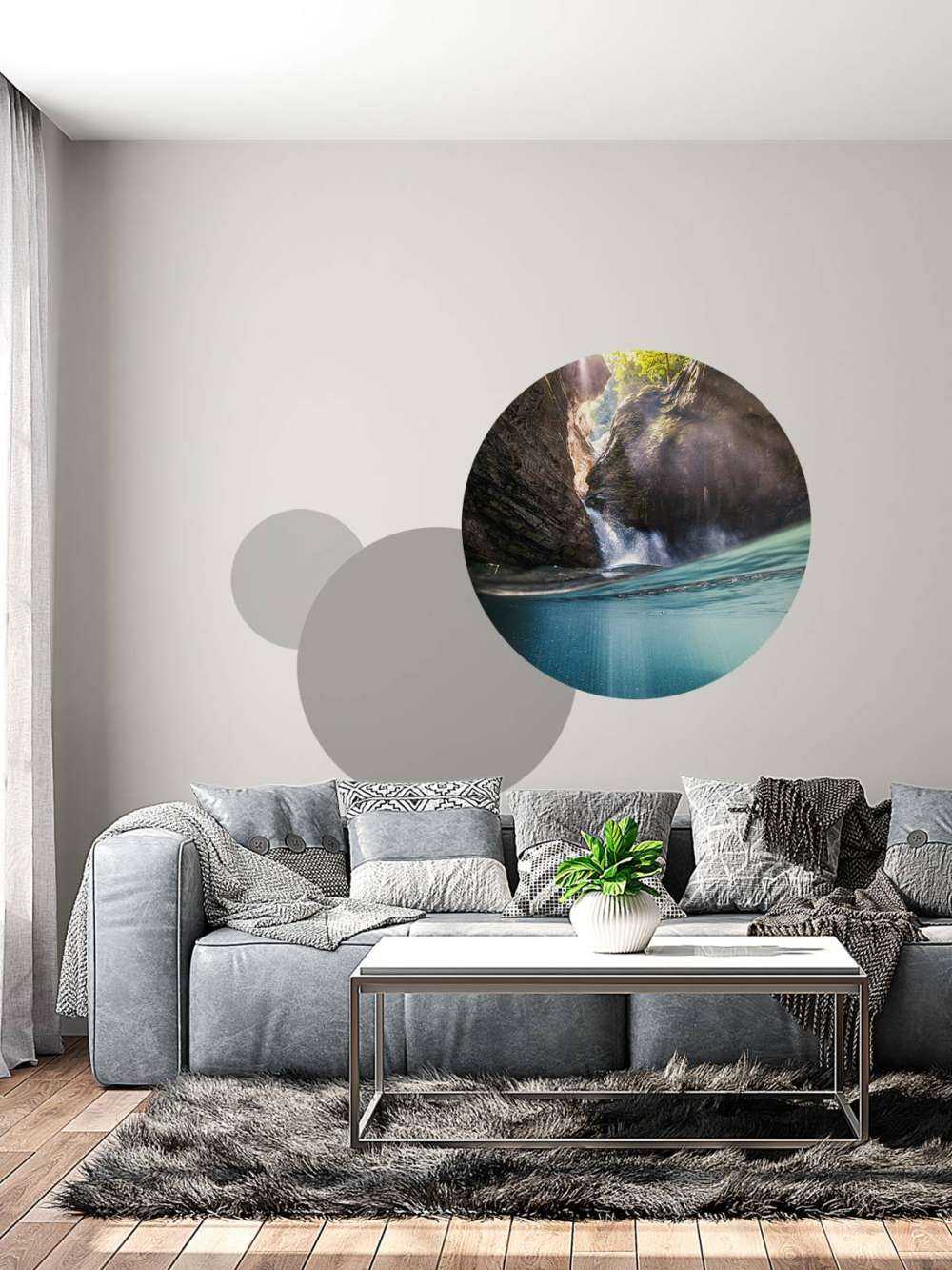 Zonlicht in bergkloof met waterval