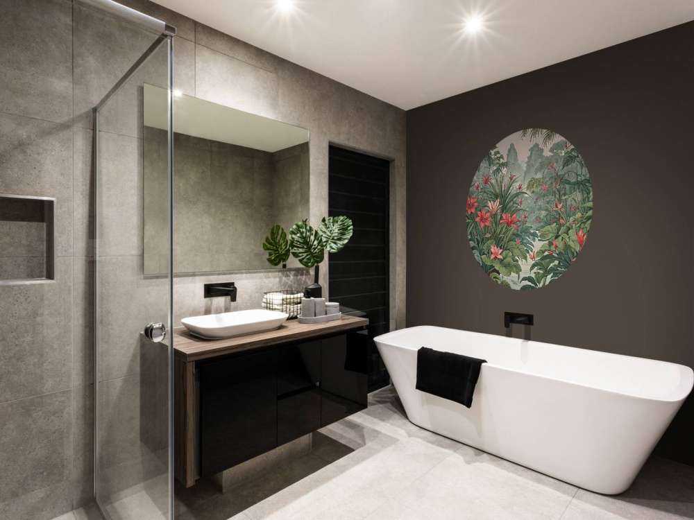 Tropisch leliebos in ochtendmist