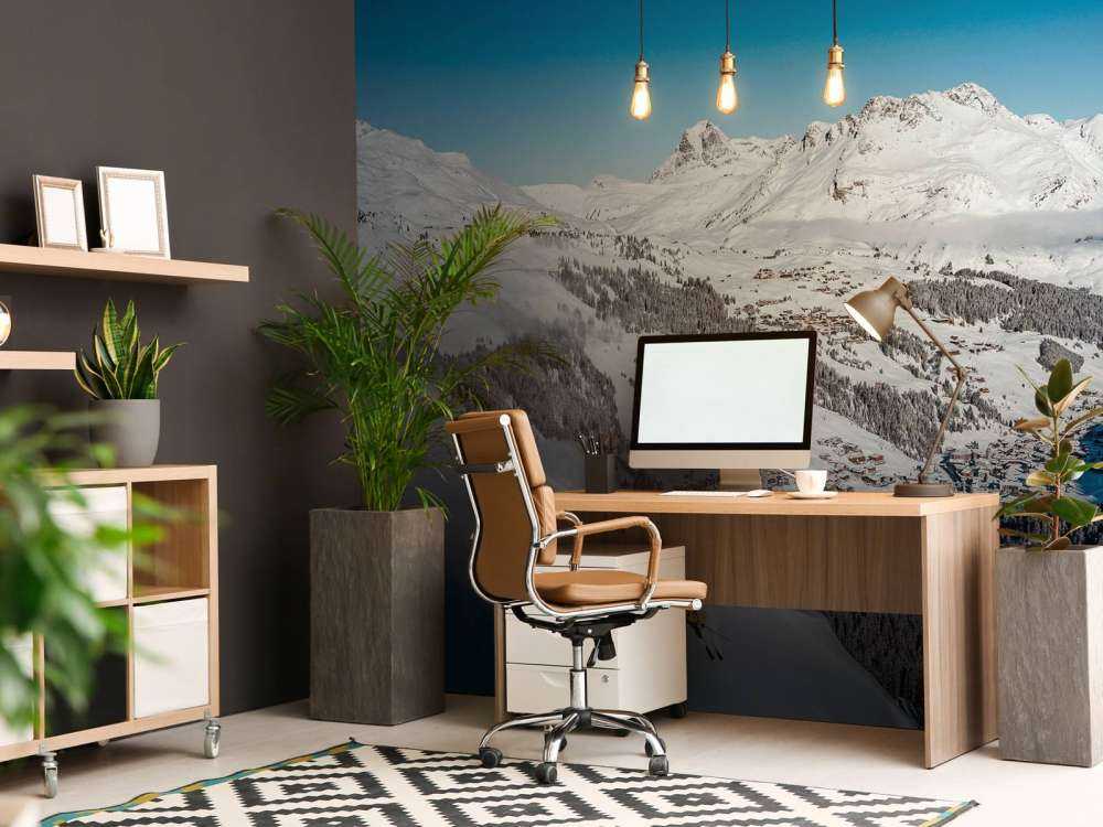 Afdaling boven alpendorp in sneeuw