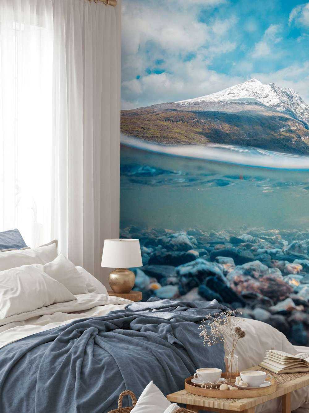 Bergzicht door helder gletsjerwater