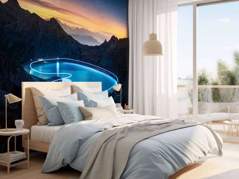 Lichtpad rond bergmeer bij nacht