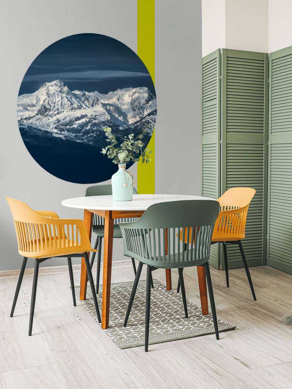 IJsblauwe toppen in stilte