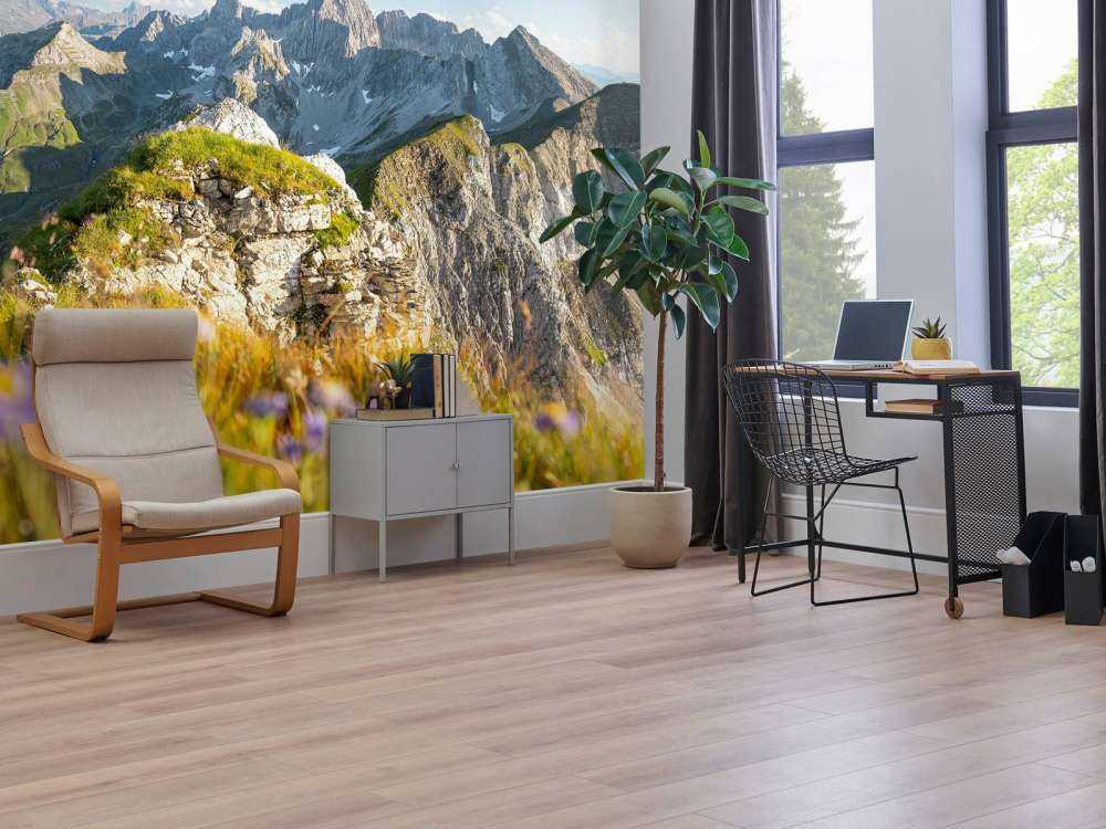 Zomerse alpentoppen met bloemen