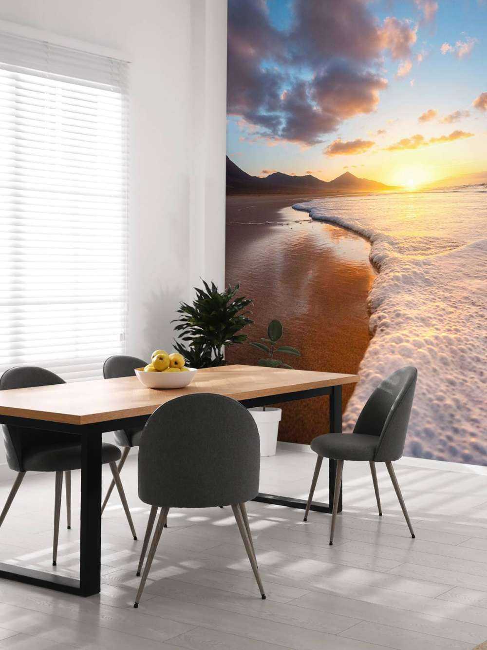 Gouden zonsondergang aan kustlijn