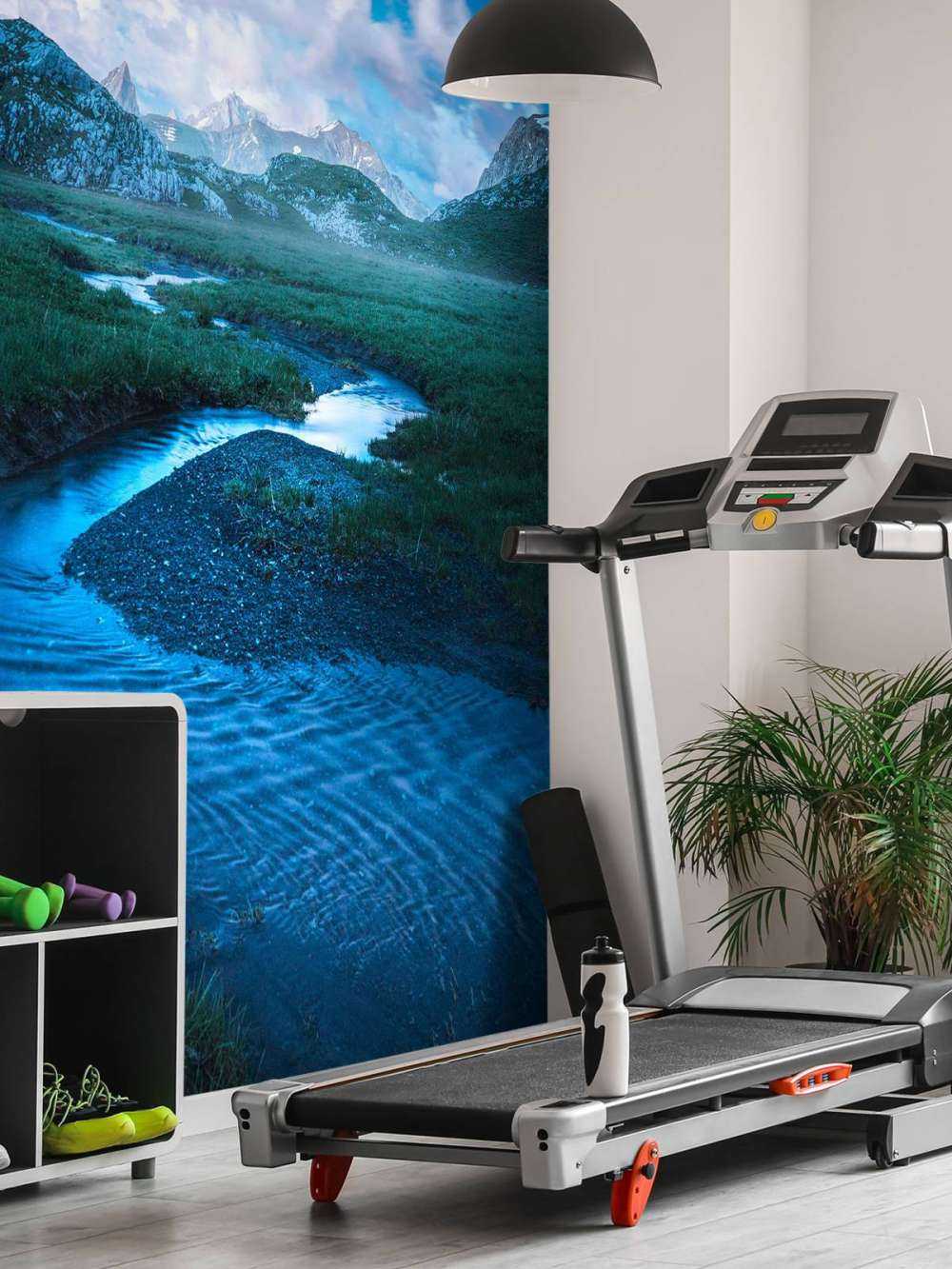 Bergbeek onder blauwe avondlucht