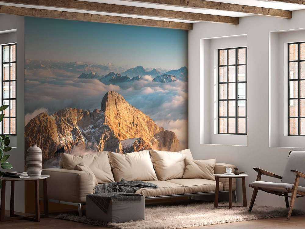 Besneeuwde bergtop in ochtendgloed