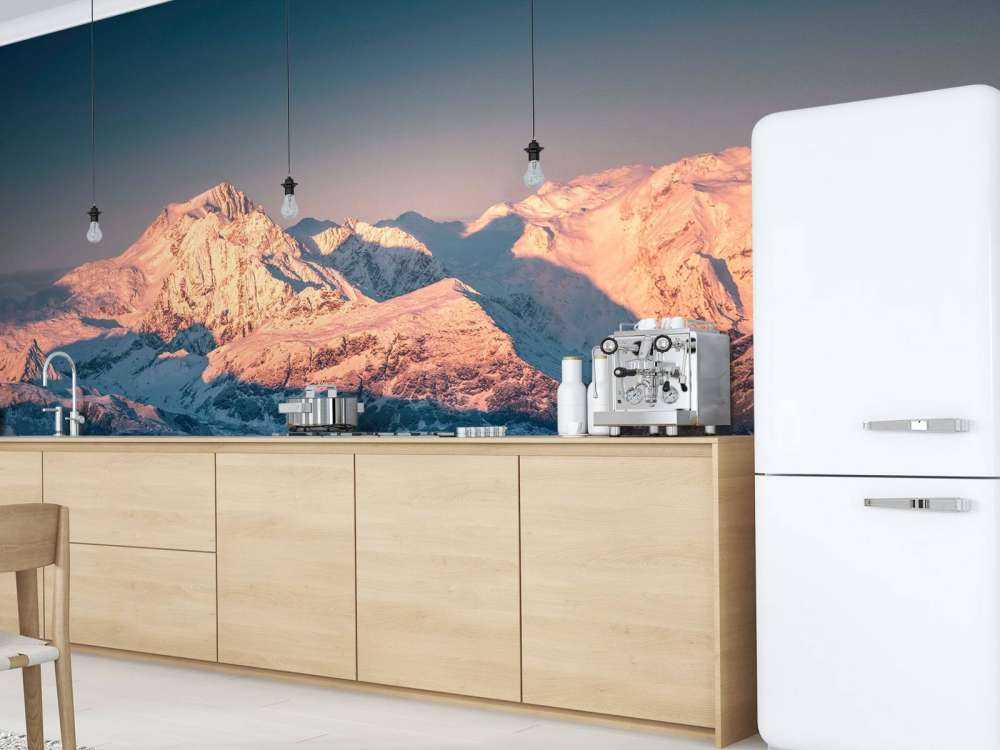 Ochtendlicht op besneeuwde bergtoppen