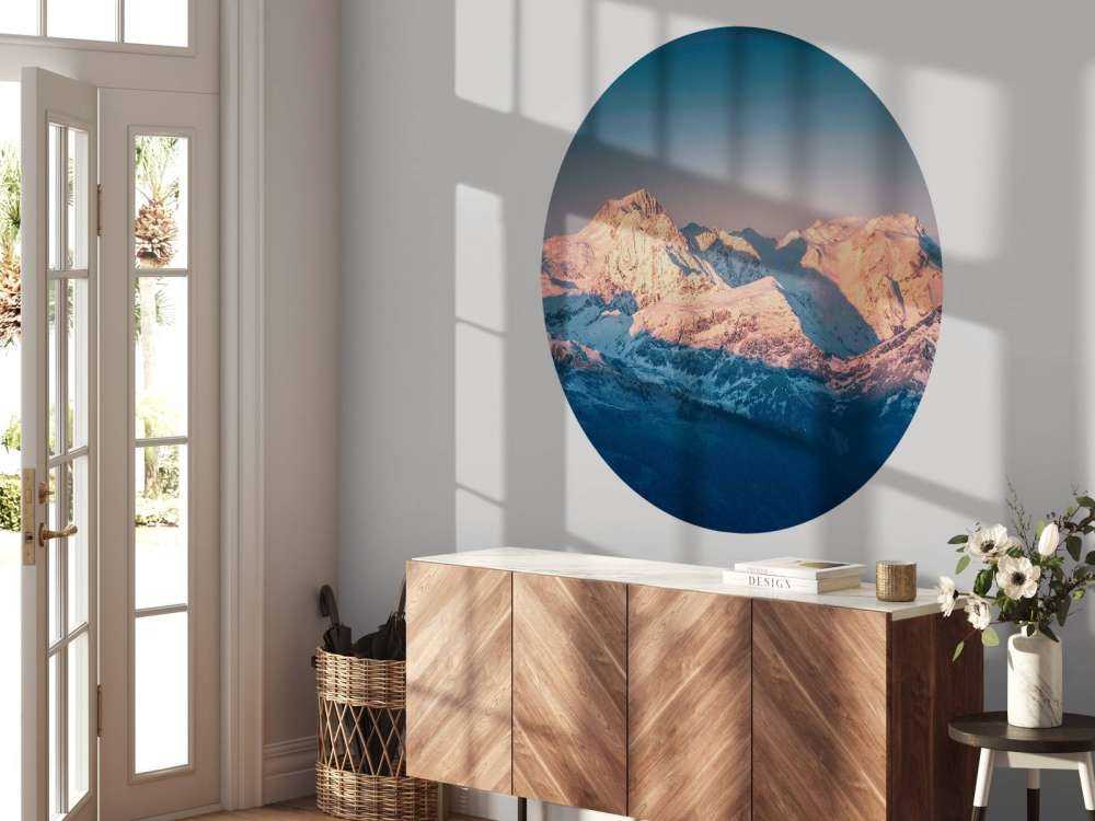 Ochtendlicht op besneeuwde bergtoppen