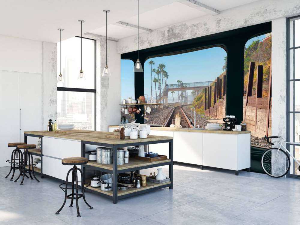 Spoorlijn langs palmenkust