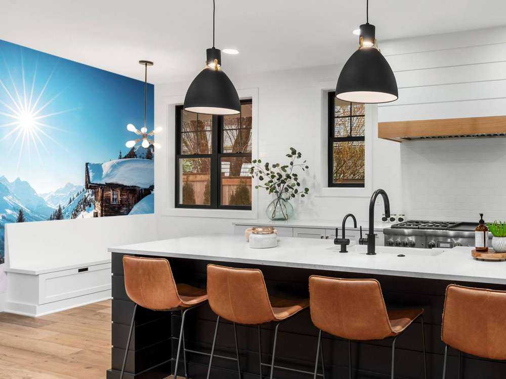 Winterzon boven houten berghut