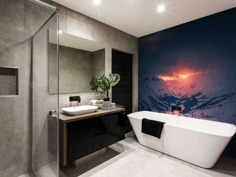 Avondgloed boven stil bergdal