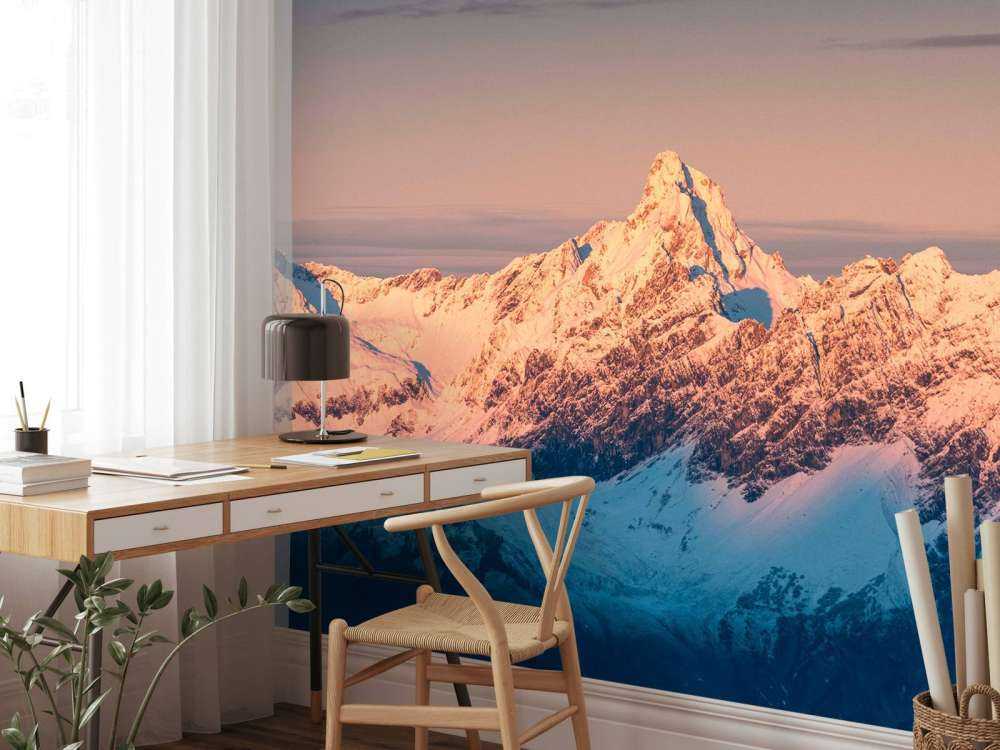 Avondlicht over besneeuwde bergtoppen