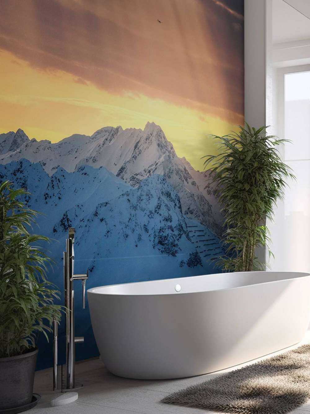 Zonnestralen boven besneeuwde bergtoppen