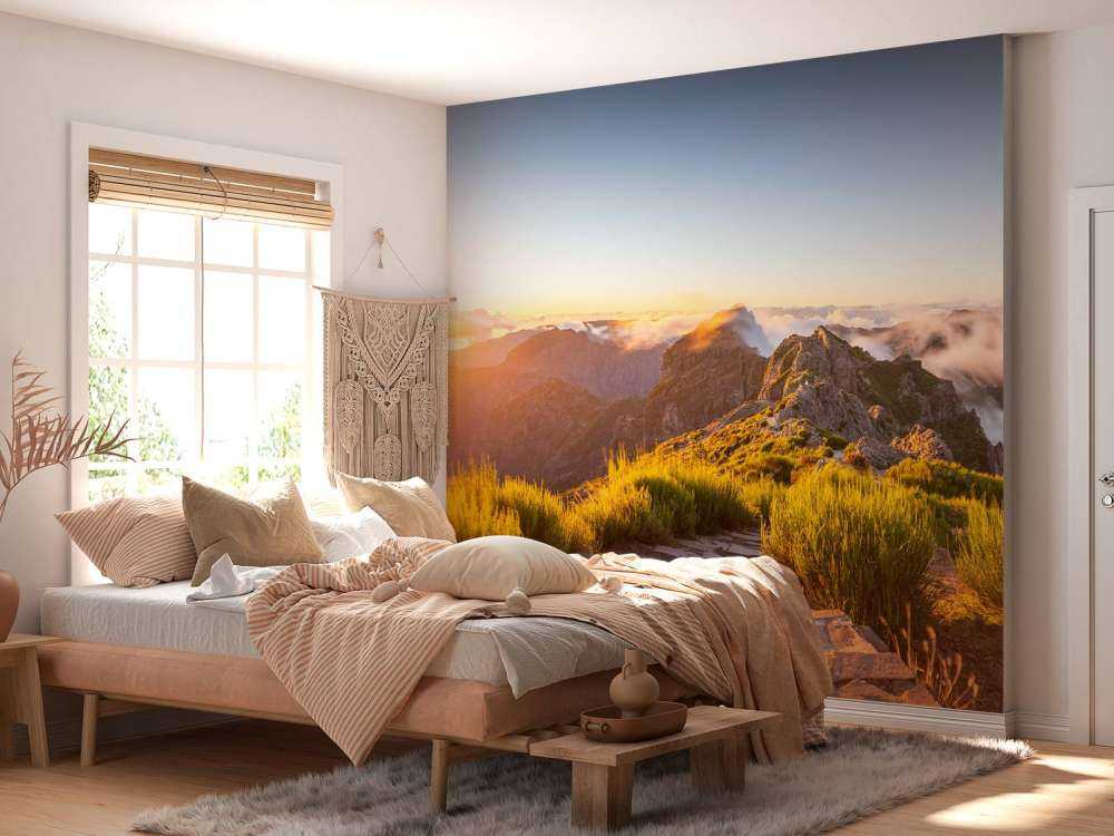 Zonsopkomst boven bergpad en wolken