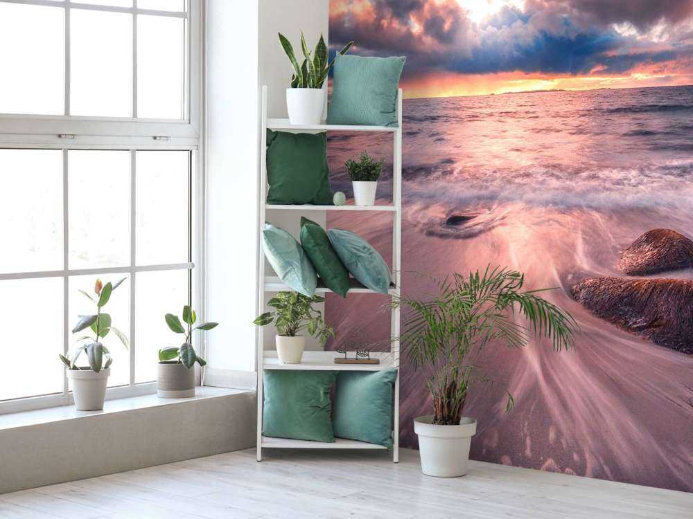 Stormlucht boven stille branding