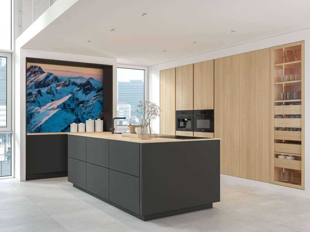 Zonsopkomst over besneeuwd bergmassief