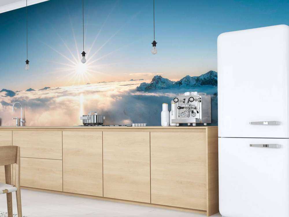 Zon boven wolkendek in alpenpanorama