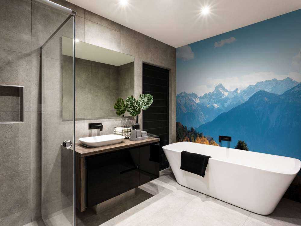 Herfstkleuren voor besneeuwde bergtoppen