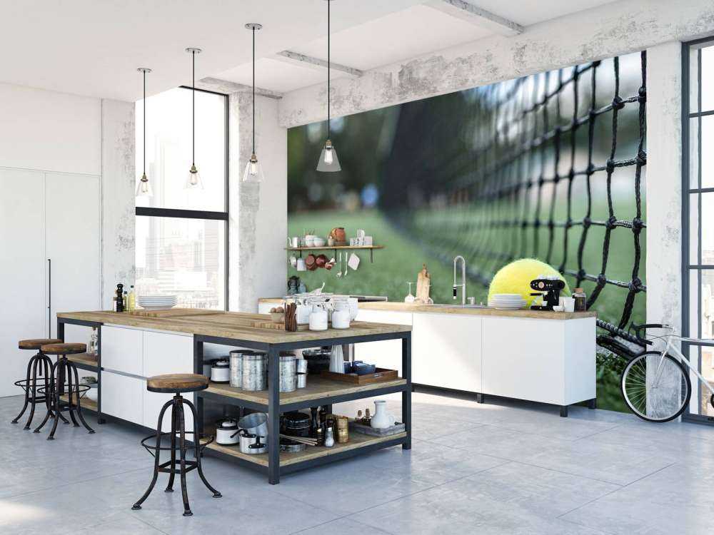 Gele tennisbal tegen het net aan