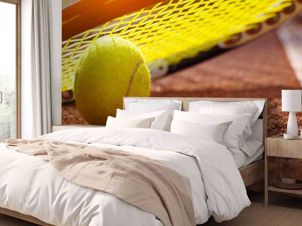 Tennisbal op een tennisbaan met zonlicht