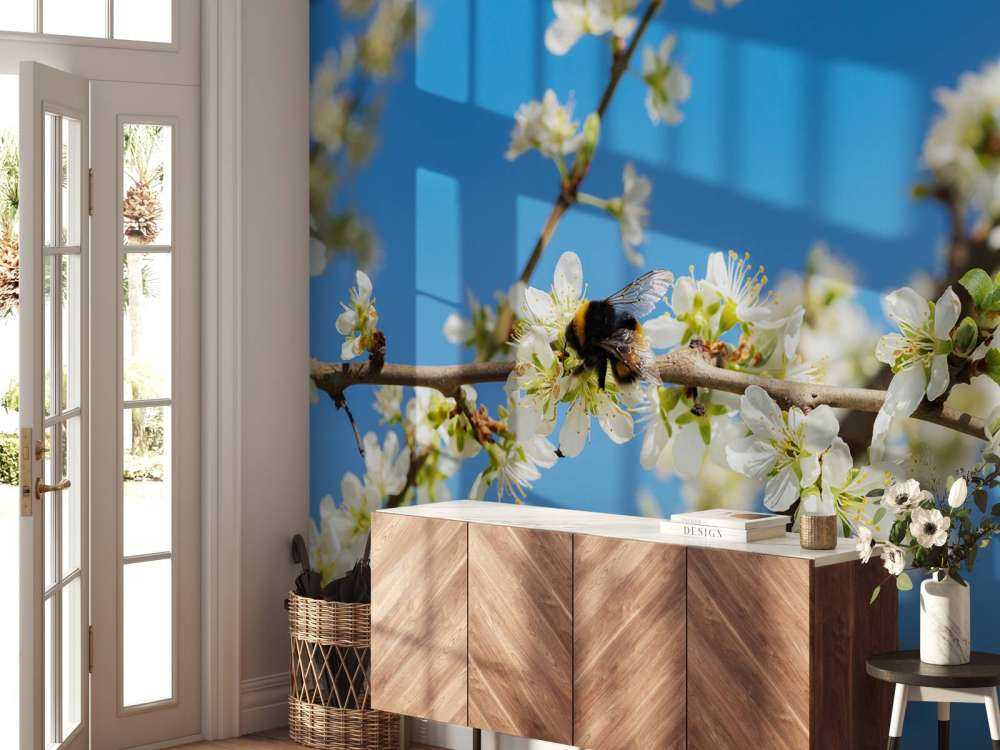 Hommel met witte bloesems