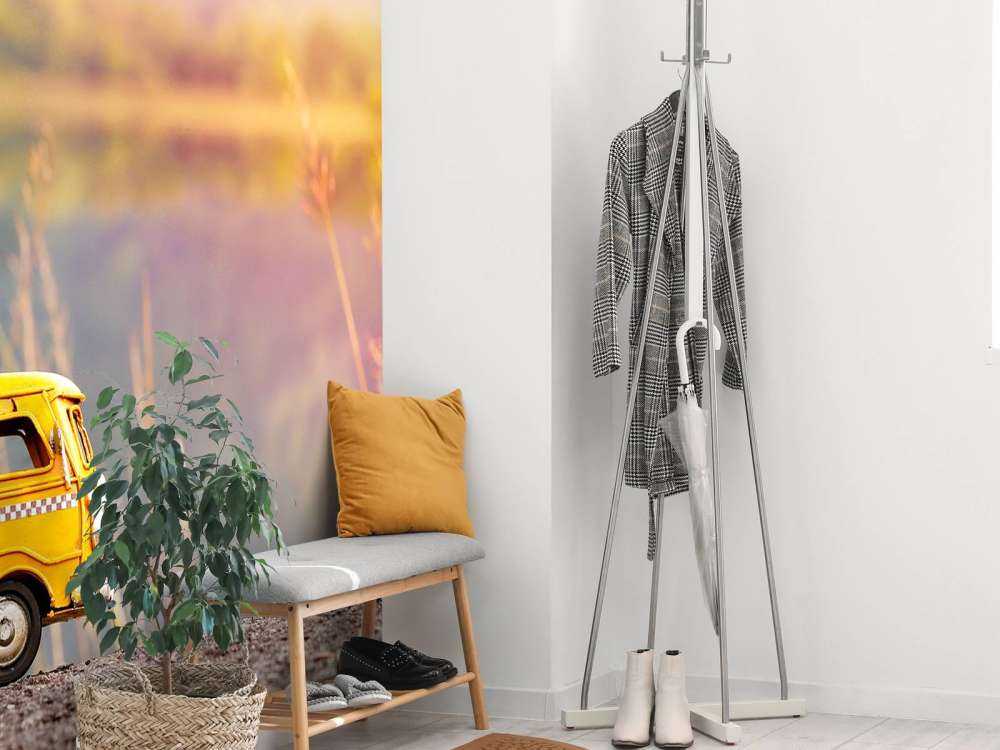 Miniatuur gele bus in de natuur