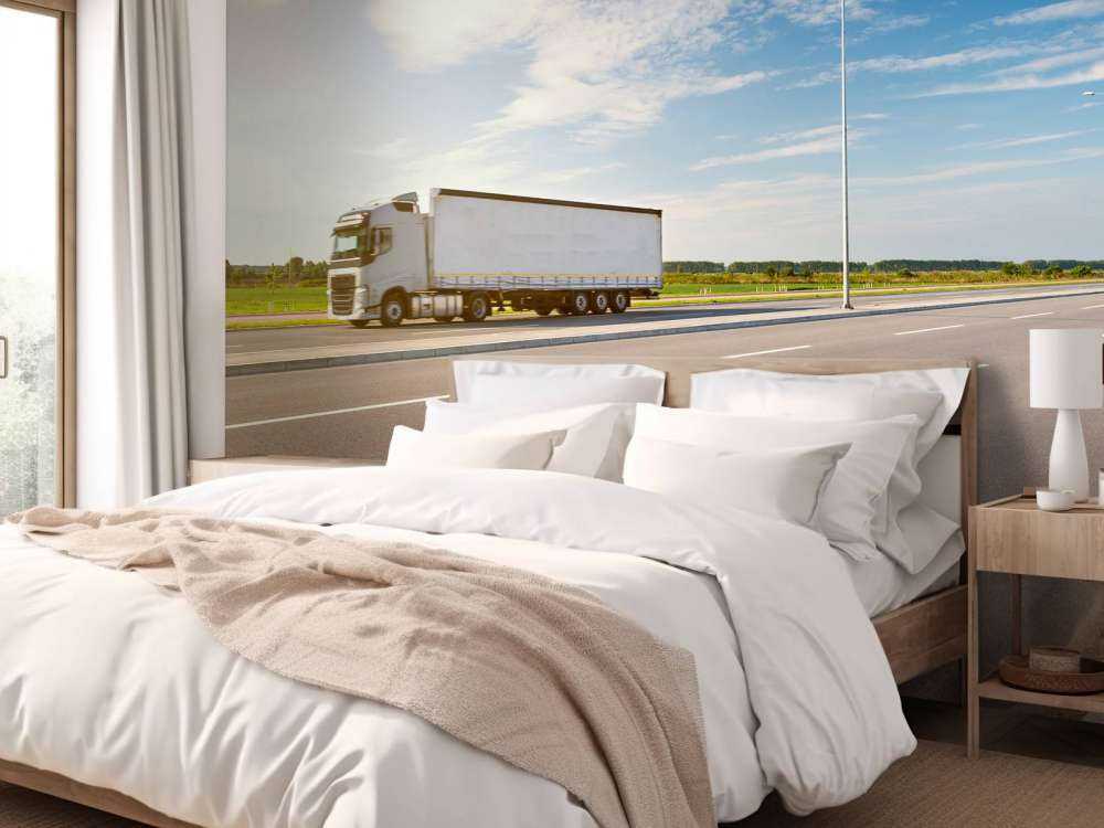 Witte vrachtwagen op een zonnige dag