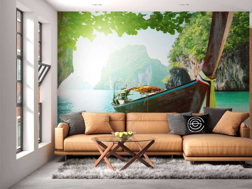 Thaise boot met eilanden op de achtergrond