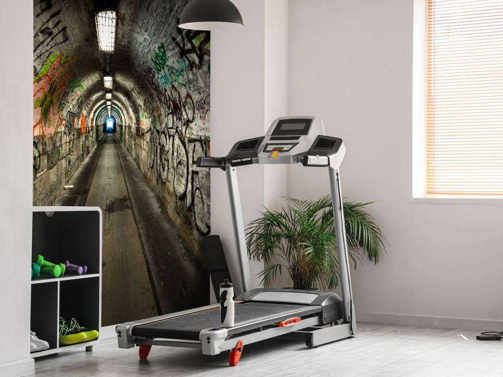 Lange ondergrondse tunnel met graffiti op de muren