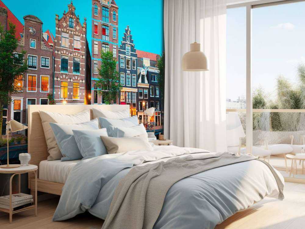 Amsterdamse grachtenpanden in de avond