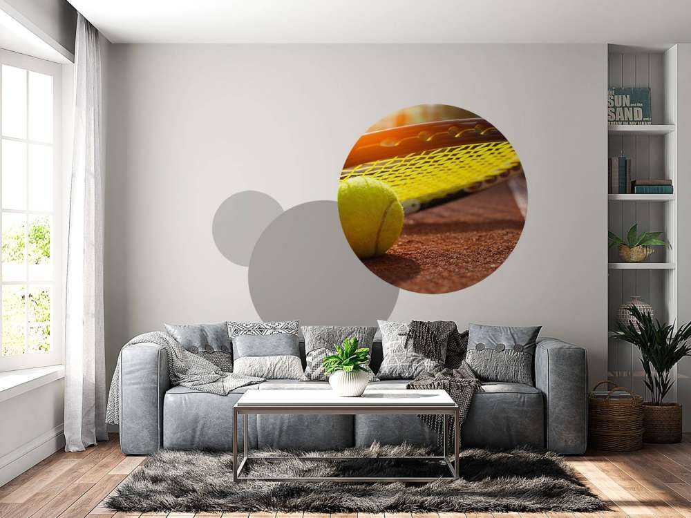 Tennisbal op een tennisbaan met zonlicht