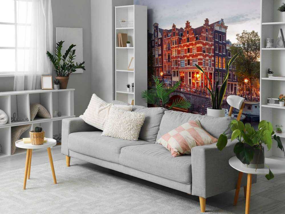 Amsterdamse grachtenpanden met boten op de voorgrond