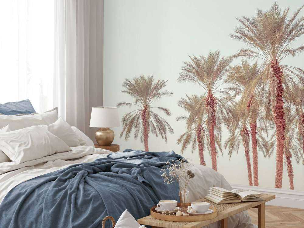 Tropische palmbomen aan de kust