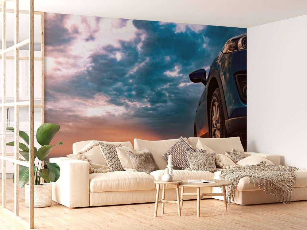 Een blauwe SUV met een unieke lucht op de achtergrond