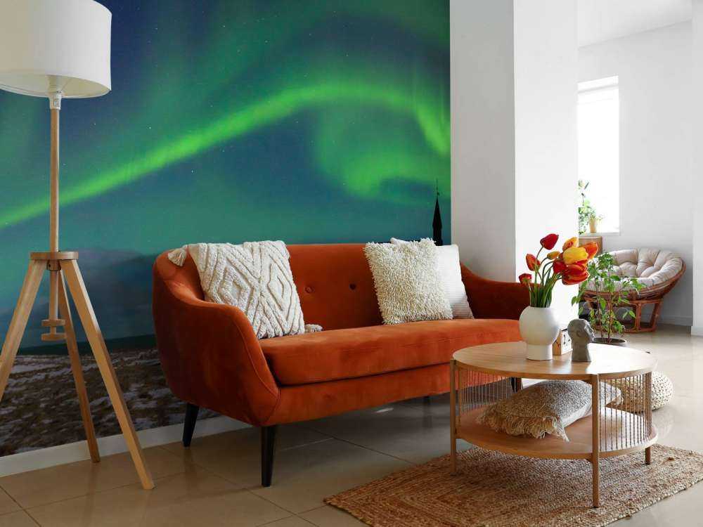 Noorderlicht boven een kerkje