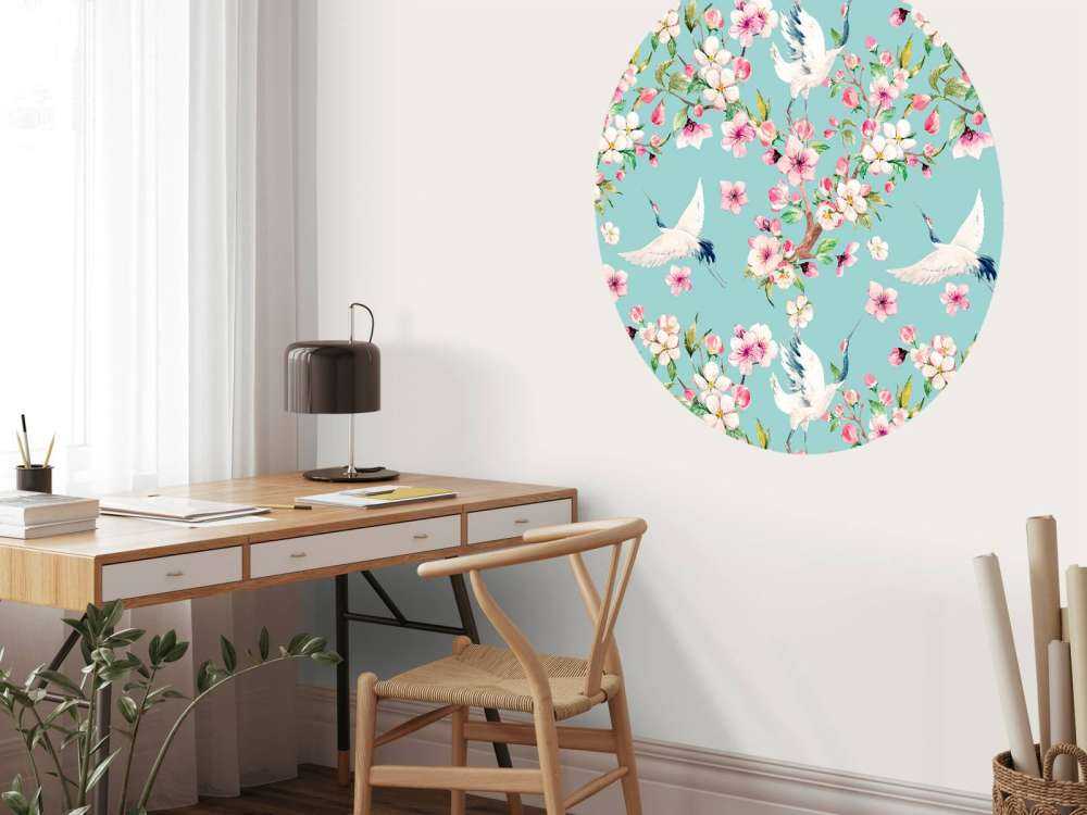 Kraanvogels tussen roze bloemen