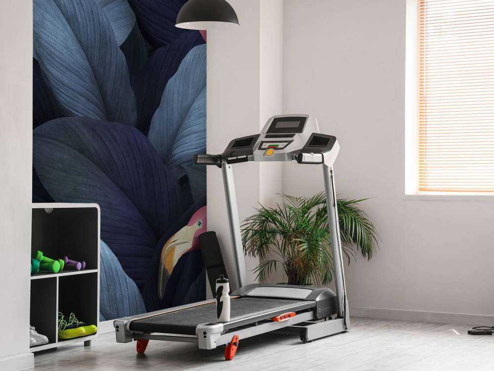 Flamingo's met bladeren