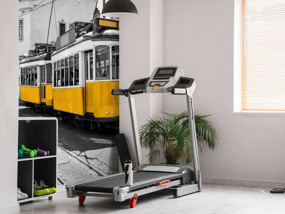 Gele tram in een zwart-wit straatje