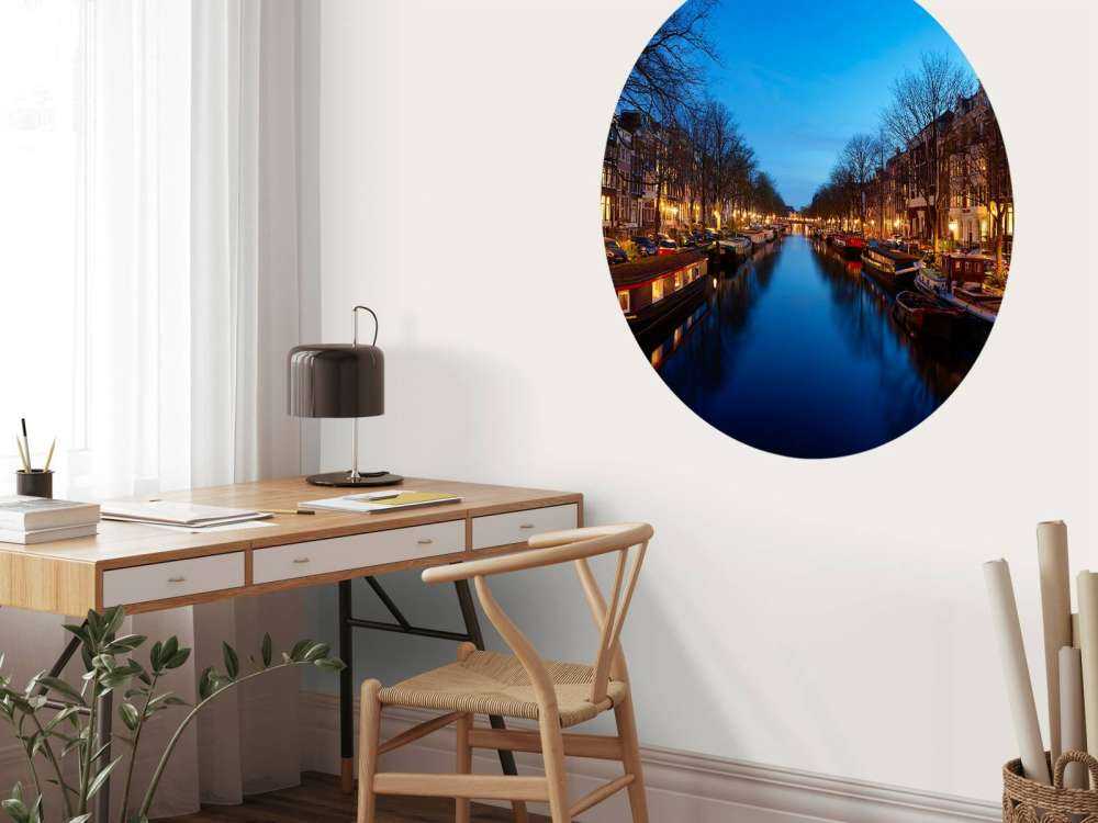 Woonboten langs verlichte gracht
