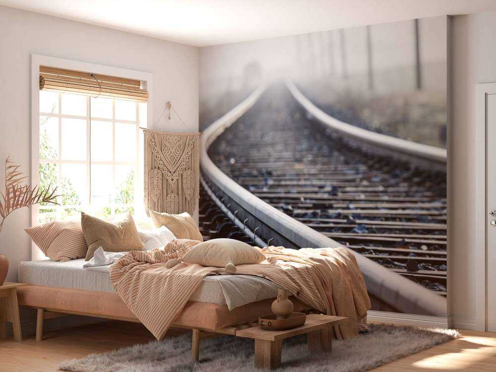Treinspoor in de ochtendnevel