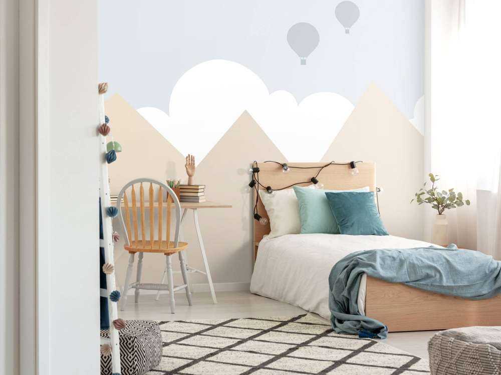 Hoge bergen met luchtballonnen