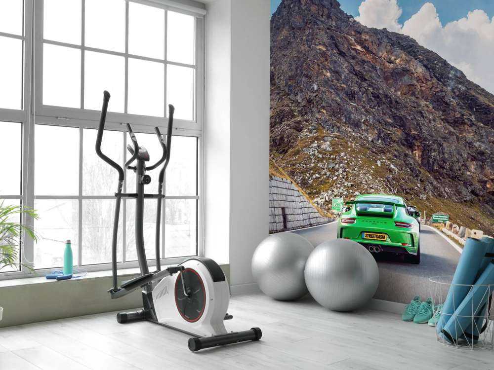 Bergpas met sportauto